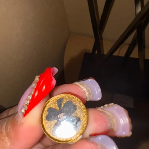 🤩SOLD🤩CHANEL resin CC  Clover Clip-on Earrings - Picture 6 of 9